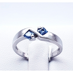 Prsten z bílého zlata s modrým kamenem